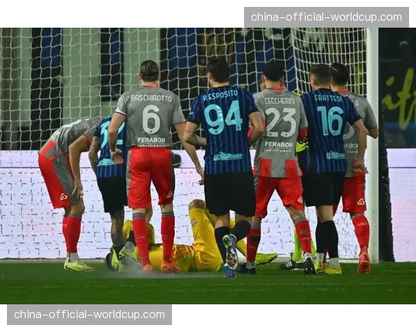 比赛因球迷向场内投掷烟雾弹中断15分钟，主裁判警告将判负